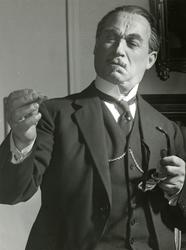 Portrett av manlig skuespillere med parykk og sigarett i hån