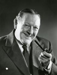 Portrett av mann med pipe i hånden.