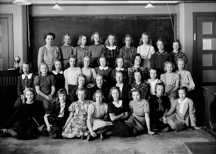 Engelbrektsskolan, klassrumsinteriör, 31 flickor med lärarinna fru Herta Nessén.
Klass 6, sal 24.