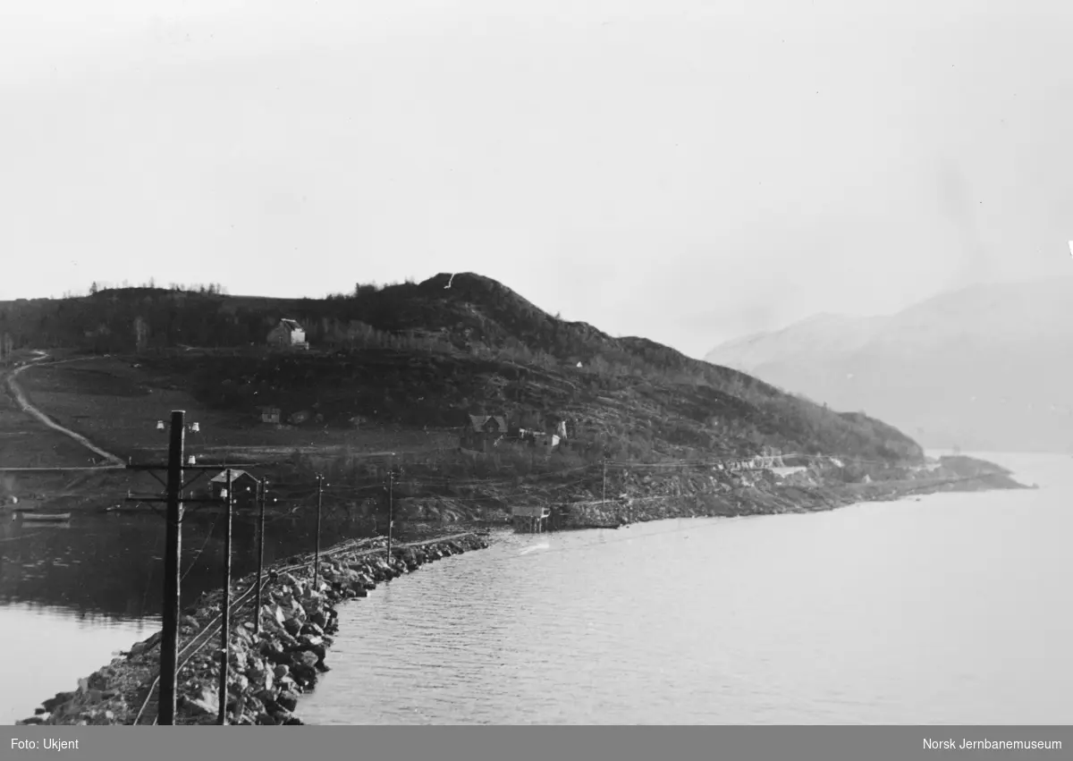Anlegget Mosjøen-Mo i Rana : fylling over Holandsvika med decauvillespor, pel 1100