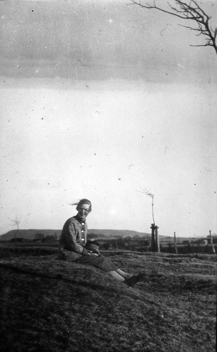 Postgården, Svea Karlsson, dotter till Karl Karlsson, på Fåraberget när det höll på att planteras.