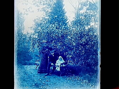 Familjen Lindskog med dottern Märta i parken.