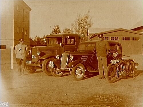 Två soldater, en lastbil, en personbil av märket Ford Junior och en motorcykel.
Sven Lindskog
Grenadjärer, I3, Rynninge, Örebro.