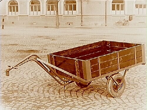 Tvåhjulig släpvagn med gummihjul.
Köpman Robert Lundahl