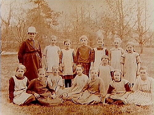 Latorps skola, 14 skolbarn och fröken Mathilda Löthgren.