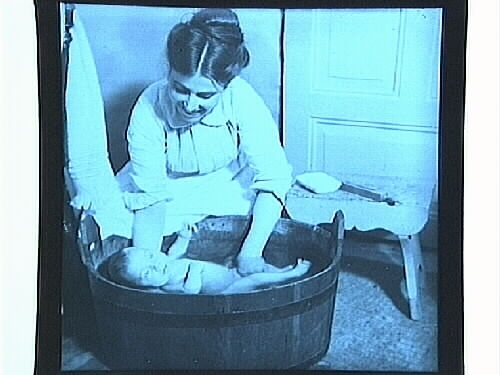 En ung mamma badar babyn.
Märta Lindskog, 7 veckor gammal. (Märta var född 1906-09-12)
Sam Lindskogs privata bilder.