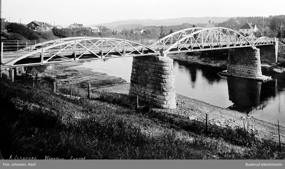 Overmannsund bru, bro over Randselva ved Overmannsundet hvor veien fra Haugsbygd kommer inn i Hønefoss. Bygget i 1903