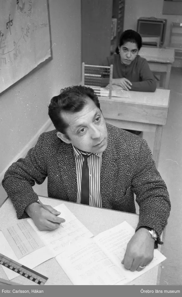 Zigenarskola 4 december 1969

En man och en kvinna som är romer sitter i varsin skolbänk. De går en utbildning. Mannen är klädd i en ljus kavaj, randig skjorta och svart slips. På kvinnans skolbänk står en kulram.
























































































































































 













































































































































































 
































                                                                                                                                                                                                                                                                                                                                                                                                                                                                                                                                                                                                                                                                                                                                                                                                                                                                                                           























































































































                                                





















































































































































 
































                                                                                                                                                                                                                                                                                                                                                                                                                                                                                                                                                                                                                                                                                                                                                                                                                                                                                                           























































































































                                                


































































   










































 













































































































































































































 
































                                                                                                                                                                                                                                                                                                                                                                                                                                                                                                                                                                                                                                                                                                                                                                                                                        