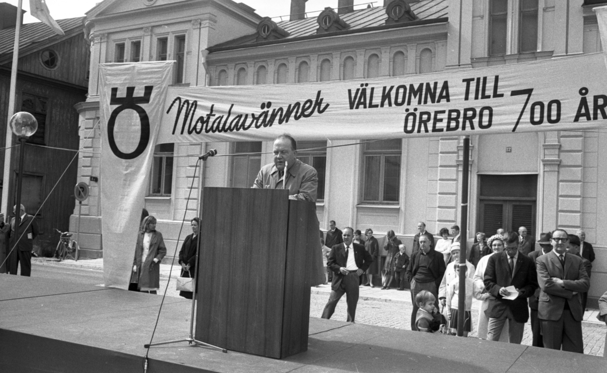 Knytkalaset 5 juli 1965.

Harald Aronsson håller tal på scenen. 
I fonden Norlings bryggeri, Näbbtorgsgatan 12.