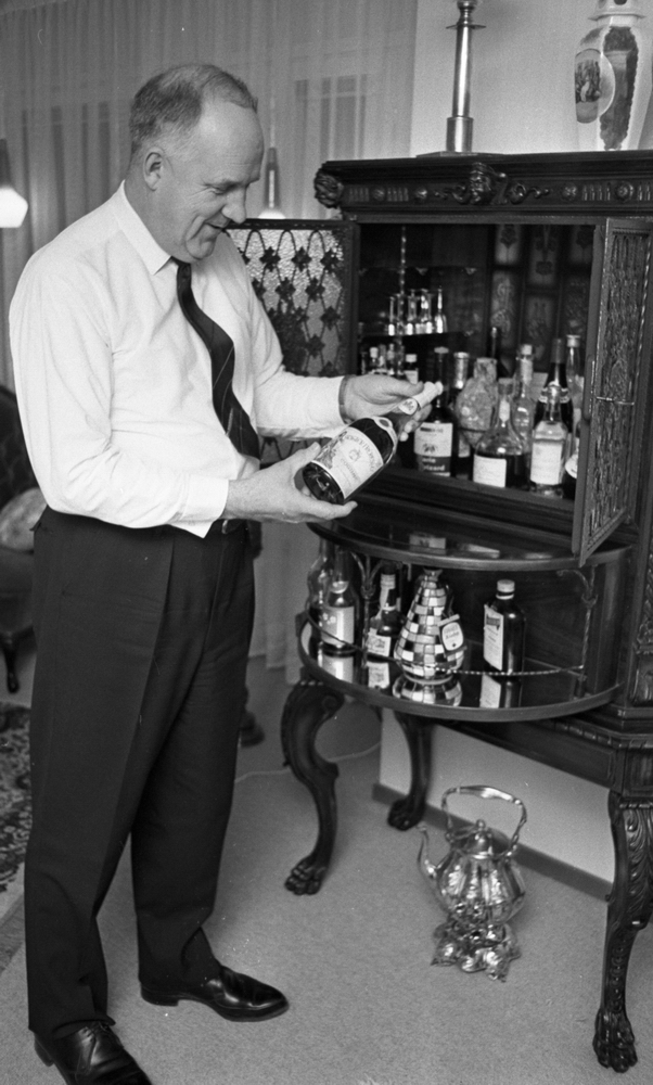 Farbror Sol Gösta Andersson 24 januari 1966

Porträtt av äldre man som poserar med flaska med förmodat alkholhaltig dryck.