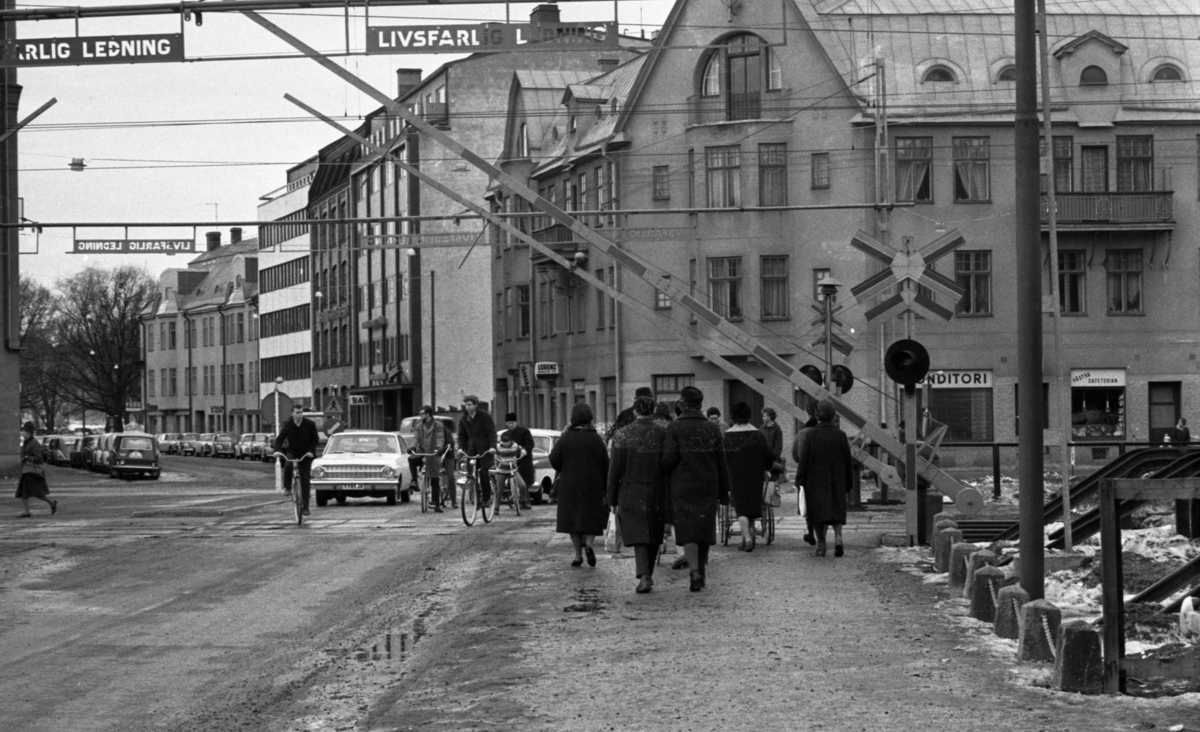 Dämpad prisutveckling 15 mars 1966. 
Folk passerar över järnvägsspåren vid Ringgatan.