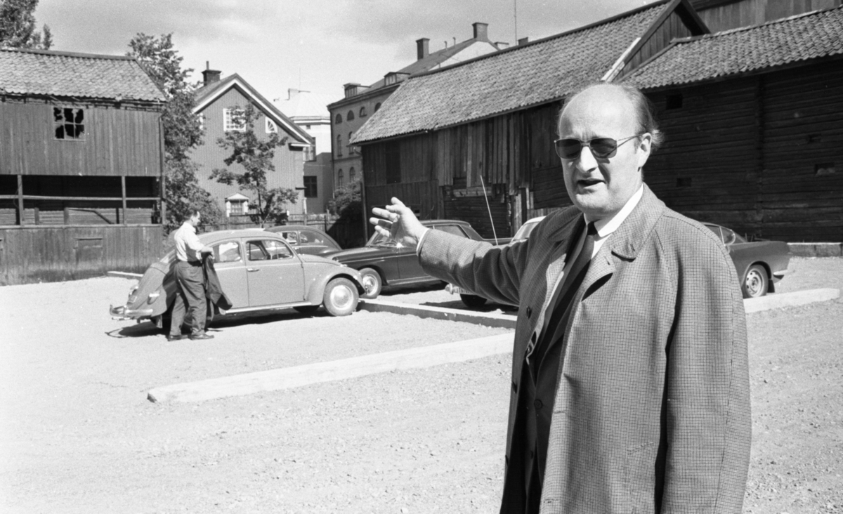 Elljus Vallen, Har inget hem, 25 augusti 1967
Olle Sjöström.
Ågatan 6, i fonden mitten syns gaveln på Elgerigården, Ågatan 2.