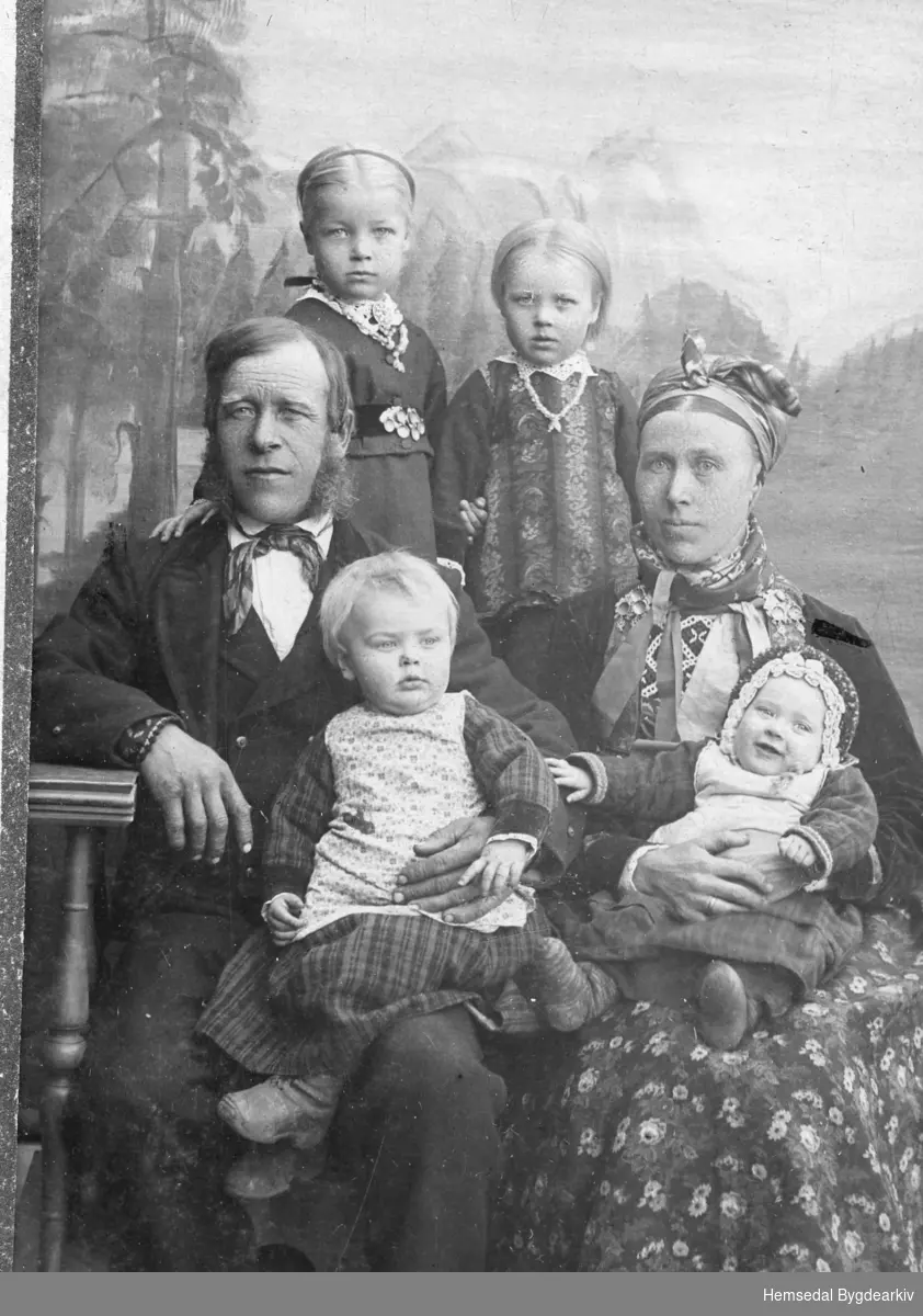 Vilhjelm og Kirsti Brandvoll med borna:
Rangdi, fødd 1893, på fanget til mora; Per, fødd 1892, på fanget til faren.
Bak står frå venstre: Kirsti, fødd 1888 og Helene, fødd 1890.