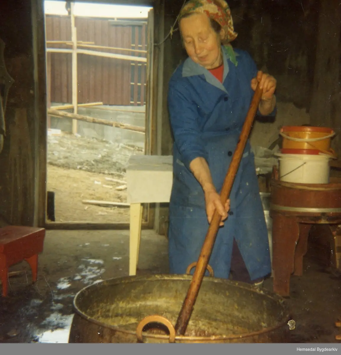 Ingebjørg Lien, fødd Thorset i 1905, kokar prim heime på garden i Lio i Hemsedal