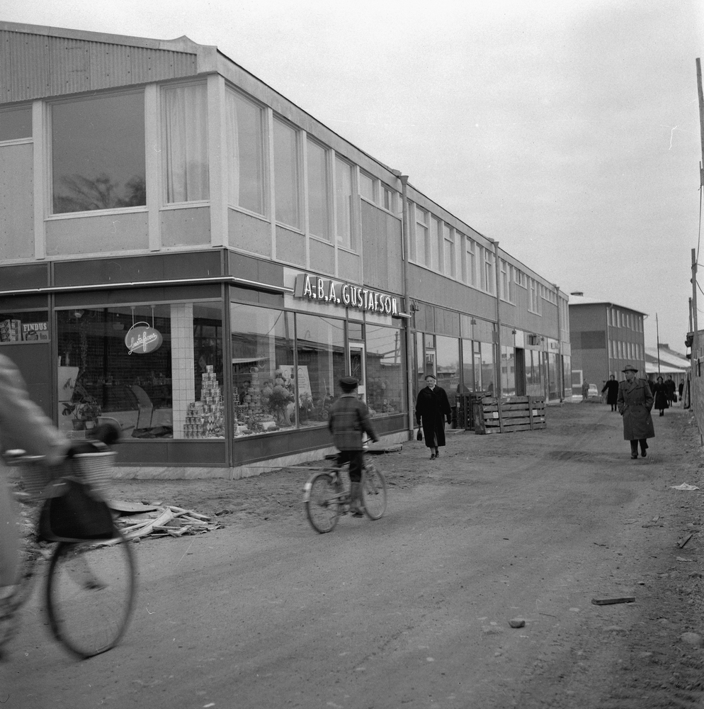 Nya affärscentrum i Baronbackarna, Hjalmar Bergmans väg 50.

November 1956