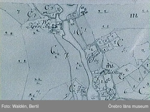Detalj av karta från 1801-04 av P. Jacobsson.
Anläggningarna vid Fröviån i början av 1800-talet.
Frövifors Bruk av dr. B. Waldén, sid. 135.
