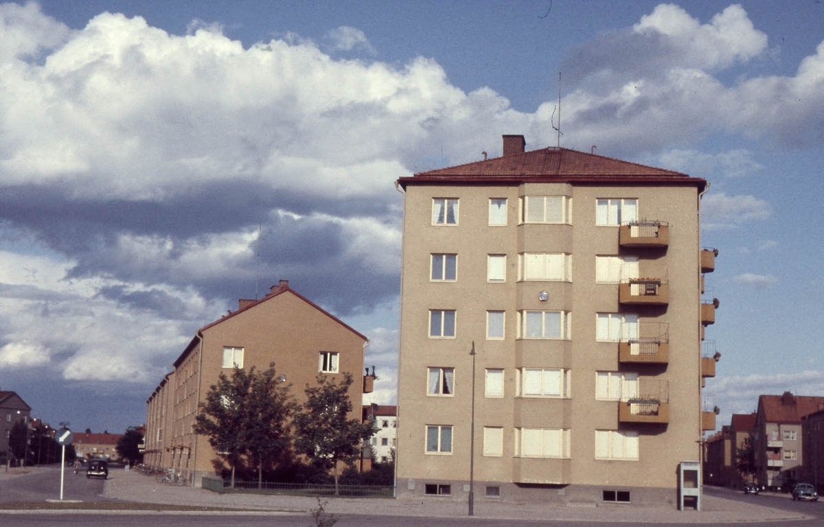 Bostadshus, punkthuset Västra Nobelgatan 32. Till vänster Ullavigatan.