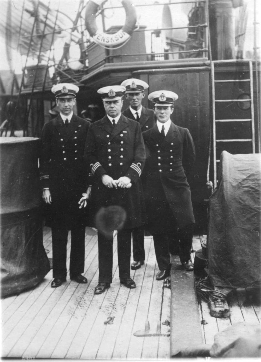 Kommendörkapten Ernst Ström och övriga befäl ombord på HMS Svensksund.