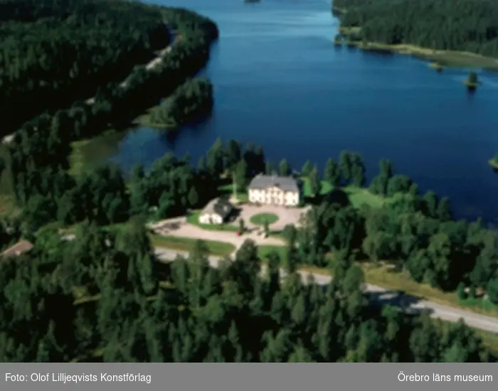 Flygfoto över Svartå Herrgård, tvåvånings herrgårdsbyggnad.
Bilden tagen för vykort.