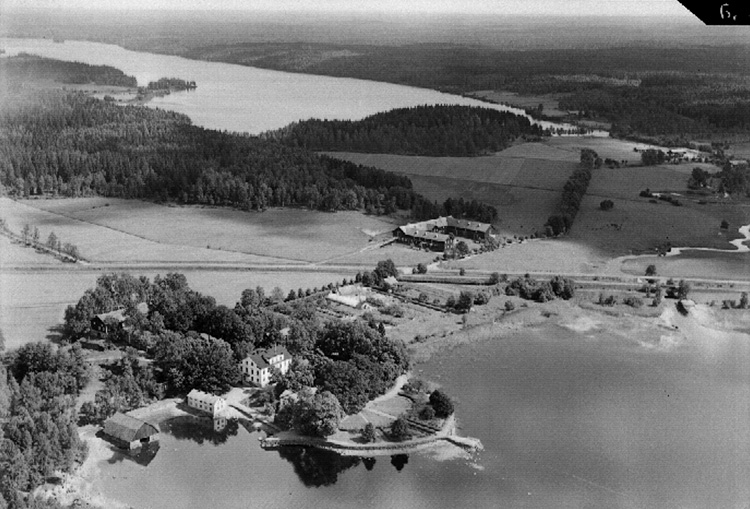 Flygfoto över Ölsboda Herrgård, bostadshus och ekonomibyggnader.
Bilden tagen för vykort.