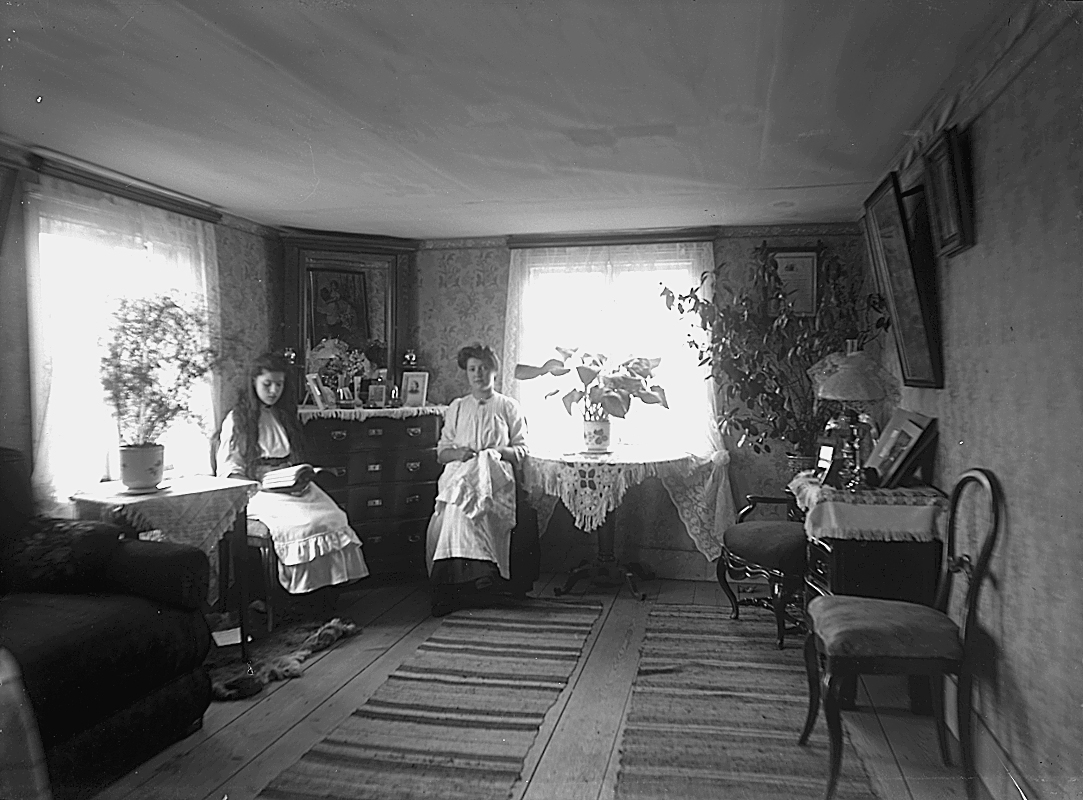 Rumsinteriör, två kvinnor.
Salen på övre våningen i gamla Norra Hyddan i Svennevad. Förmodligen systrarna Lilly och Anna Hallberg (Erik Hallbergs fastrar).