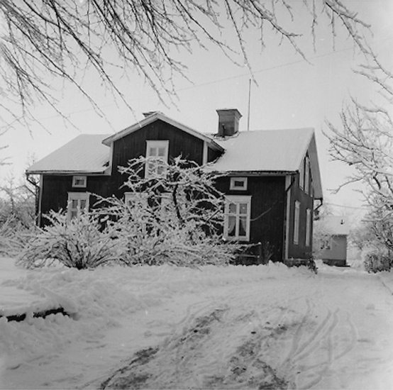 Bostadshus.
Familjen Löfqvists-Lindskogs hus i vinterskrud.