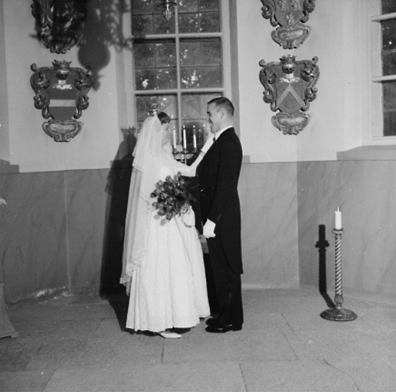 Interiör av Stora Mellösa kyrka, brudpar.
Ragges bröllop.