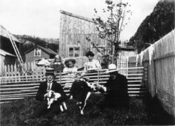 Familien samlet i gården. (Vika, Namsos).