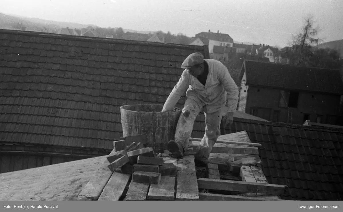 Arbeider på taket., murarbeid.