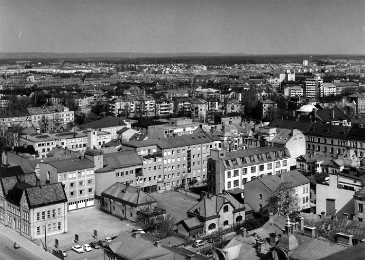 Stadsvy över Örebro, byggnader och bostadshus. Till vänster gamla brandstationen, med vit sockel.