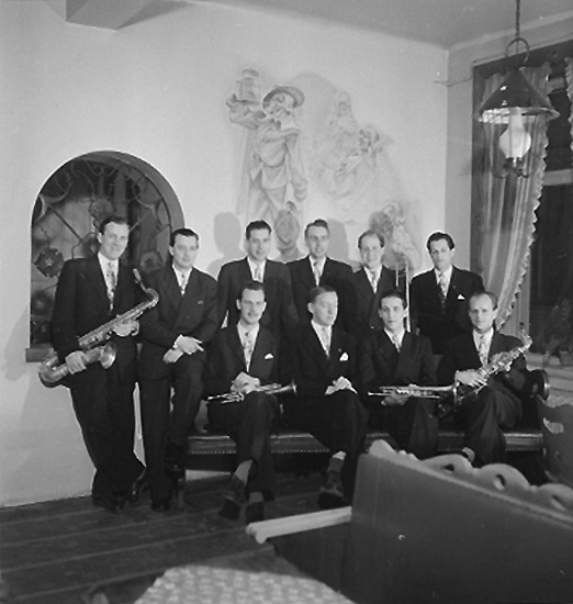 Frank Linds orkester, 10 män med musikinstrument.
