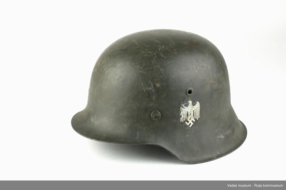 Tysk stålhjelm av typen M42, brukt under andre verdenskrig. Emblemet knytter hjelmen til tyske marinestyrker (Kriegsmarine). Polstring og festereimer mangler.