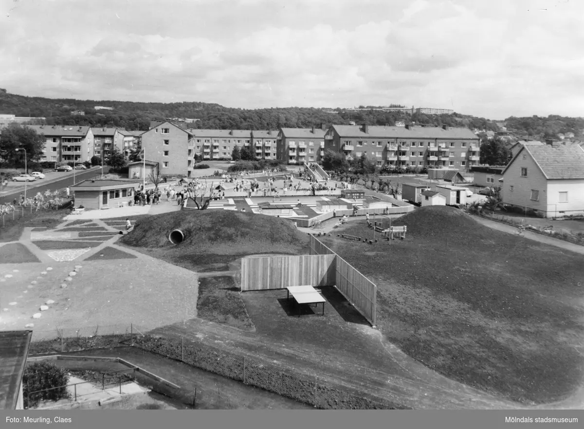 Lekplatsen Hagåkersleken vid Hagåkersgatan, Bosgården i Mölndal på 1960-talet. Kvarterslekplats, ombyggd och minskad 2007.