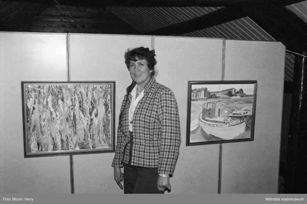 Konstnären Gullan Rutgersson ställer ut sina tavlor i Lindome, år 1983. "Gullan Rutgersson visar två av sina målningar Postonja Jama och "NALLE" av Säffle."

För mer information om bilden se under tilläggsinformation.