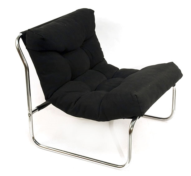 Lav stålrørsstol. Putetrekk og sete i svart kanvas.
Tilstand: bra