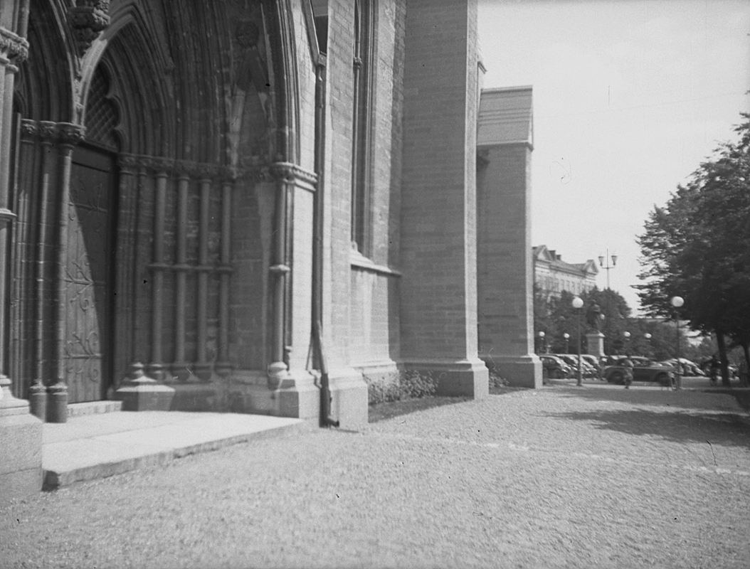 Örebromotiv. Nicolaikyrkan och Stortorget.
27 augusti 1940.