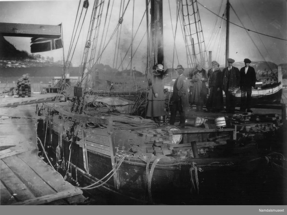 Namsos. Mennesker samlet på en seilbåt som ligger ved kaia.