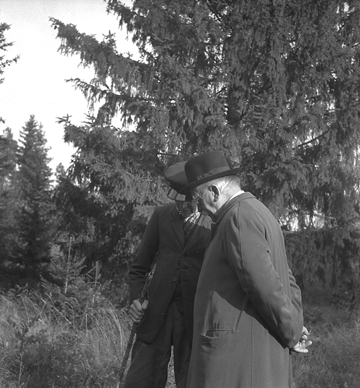 Lerbäck, två män.
4 oktober 1945