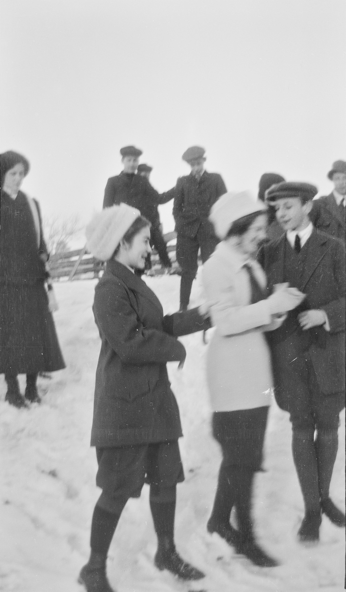 Flere ungdommer er samlet i en snøkledt bakke. Celina Mathiesen står foran i bildet til venstre.