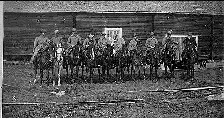 Kavalleriskolan 1908-09 samt tävlingar 1911-14. 
Signalövningar över Ume älv.