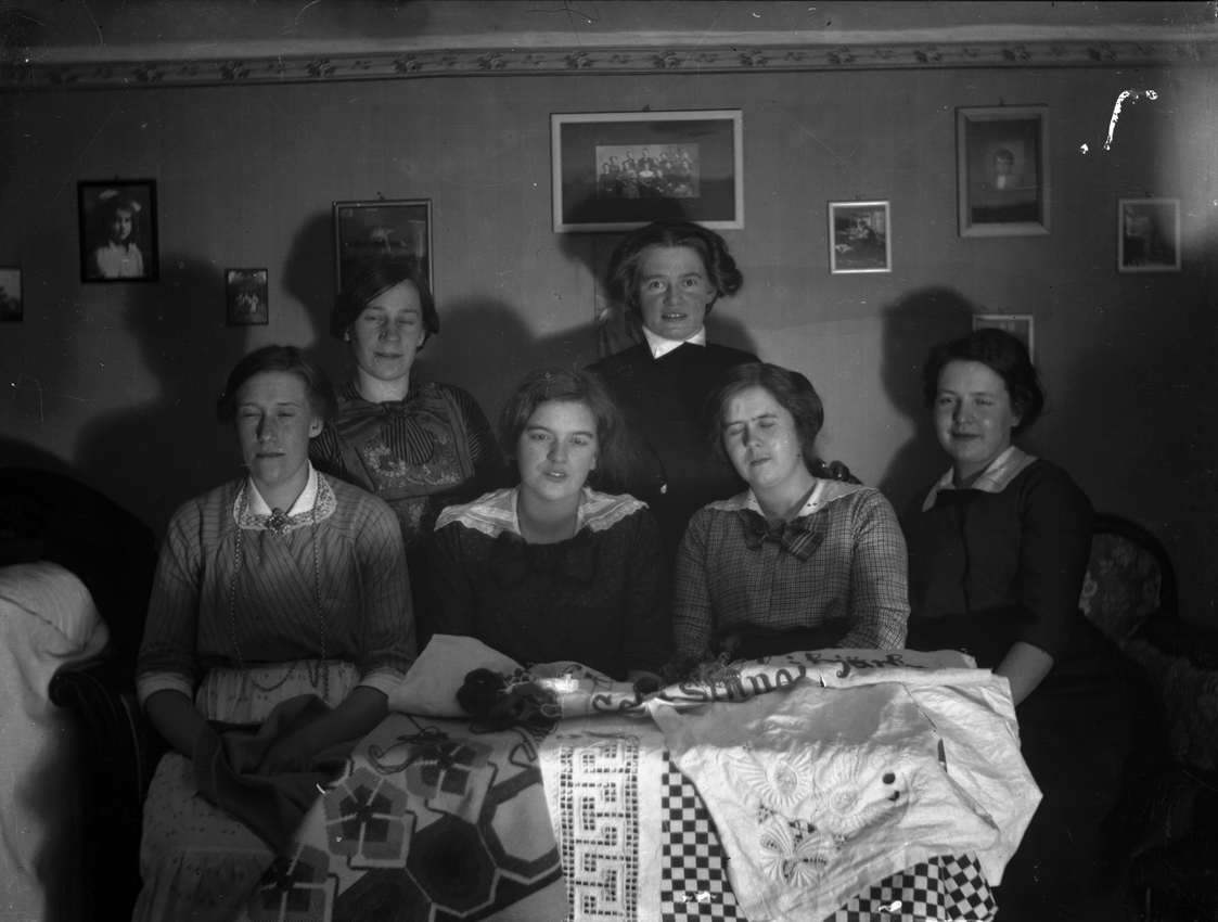 Rumsinteriör, grupp sex kvinnor.
Från vänster Ester Pettersson och Ingrid Pettersson (givarens fastrar), övriga ej namngivna.