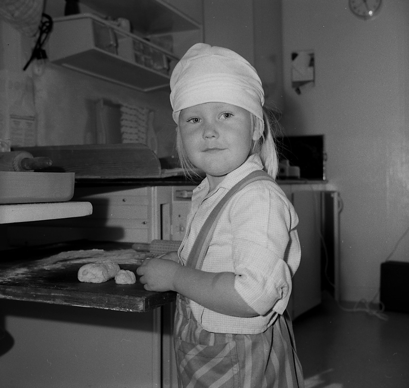 Köksinteriör, bakning, en flicka.
Åsa Pettersson