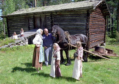 Friluftsmuseet_Hest_og_folk_pa_Finnetunet.jpg