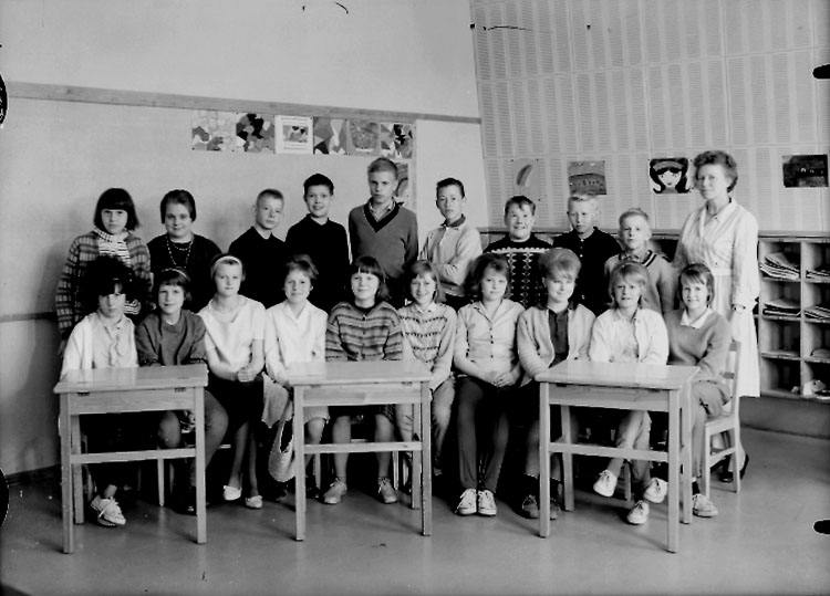 Vasaskolan, klassrumsinteriör, 19 skolbarn med lärarinna fru Gunvor Wahlberg.
Klass 6Au, sal 6.