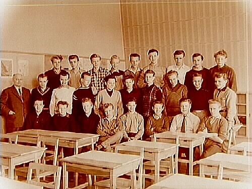 Vasaskolan, klassrumsinteriör, klass 8D, sal 18.
26 pojkar och lärare Arne Nihlmar.