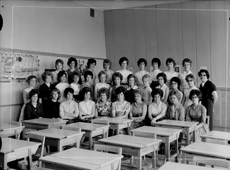 Vasaskolan, klassrumsinteriör, 31 flickor med lärarinna fröken Gunborg Wigrell.
Klass 8d, sal 19.
