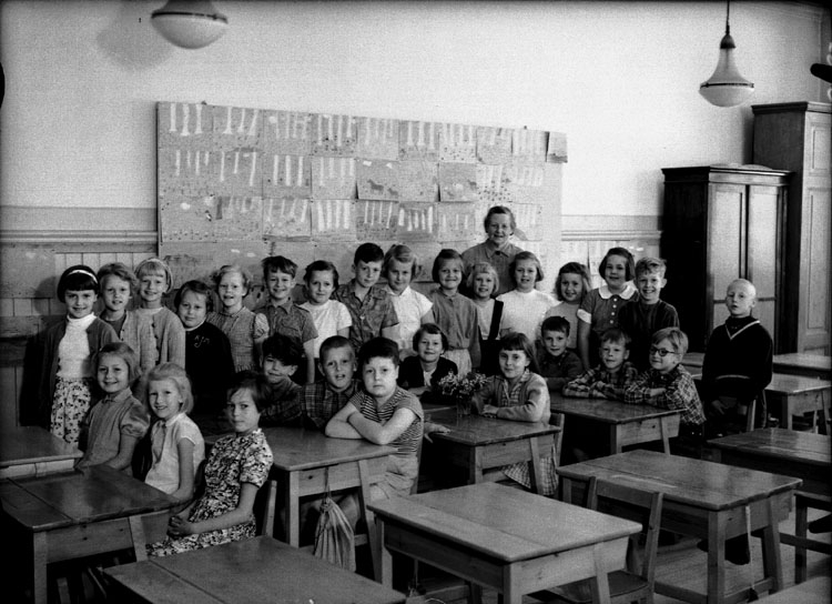 Marsfältets skola, klassrumsinteriör, 27 skolbarn med lärarinna fru Ester Hult.
Klass 2h, sal 2.
Några av eleverna på bilden: Åke Halldin, den fyllige gossen i bildens mitt.