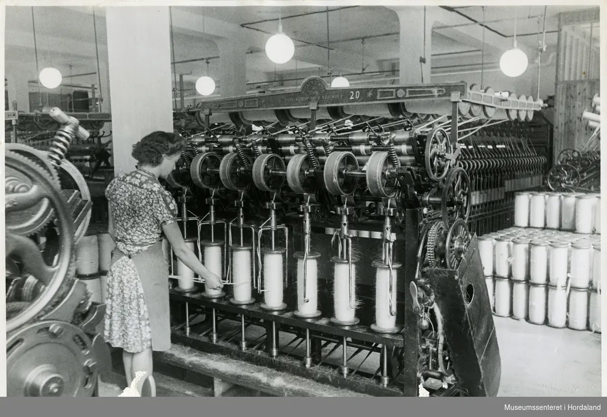 Kvinne arbeider ved strekkmaskin i produksjonslokala til Dale Fabrikker.