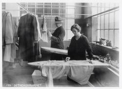 Kvinne og Wilhelm Kahrs Sr. på "detacherrummet" ved Wilhelm 