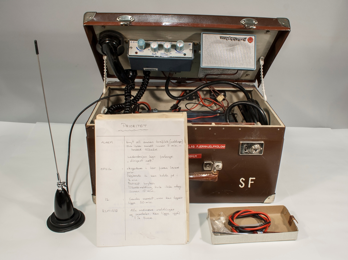 Koffert med radiostasjon, samt instruksjonshefte